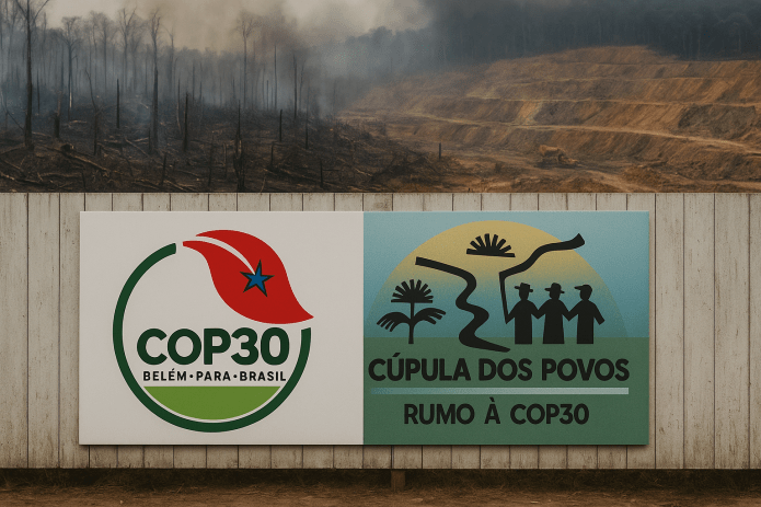 Painel com os logotipos da COP30 e da Cúpula dos Povos fixado em um tapume de madeira; ao fundo, vê-se uma área de floresta queimada e garimpo aberto, com fumaça e árvores carbonizadas